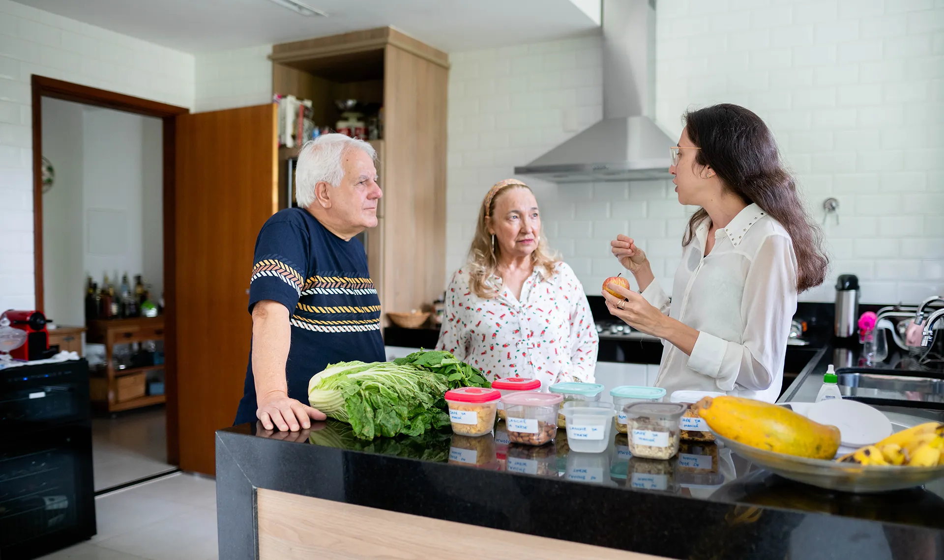 Di&auml;tberatung im Reha-Zentrum Bad Hofgastein &ndash; Di&auml;tologin erkl&auml;rt Patient*innen gesunde Ern&auml;hrung in der K&uuml;che