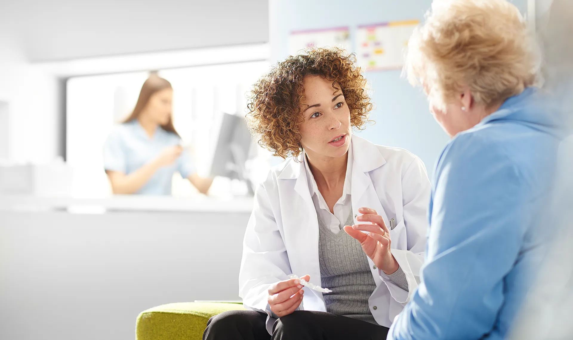 &Auml;rztliche Betreuung im Reha-Zentrum Bad Hofgastein &ndash; &Auml;rztin im Gespr&auml;ch mit Patientin